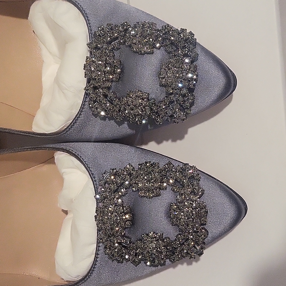 Manolo Blahnik Hangisi grey satin pump